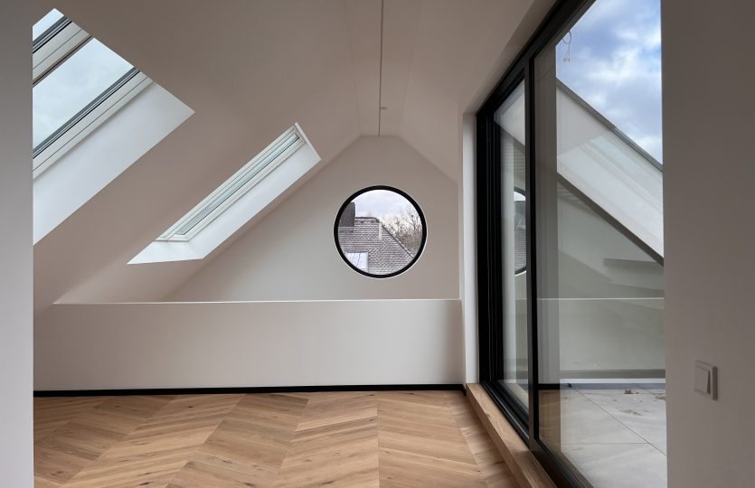 Ausgebautes Dachgeschoss mit Rundfenster und Dachflächenfenstern