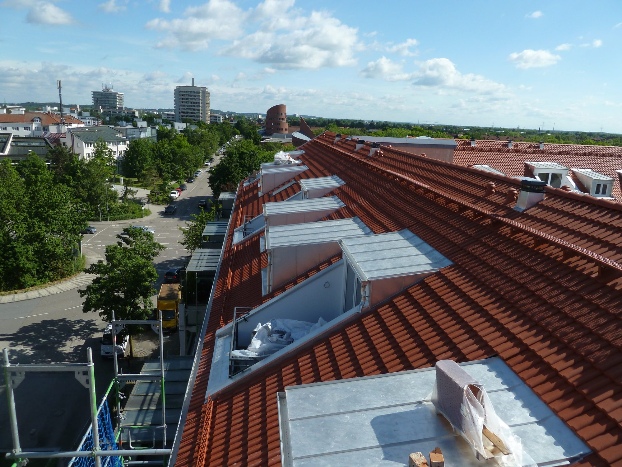 Fertig eingedecktes Dach mit Metallgauben in München